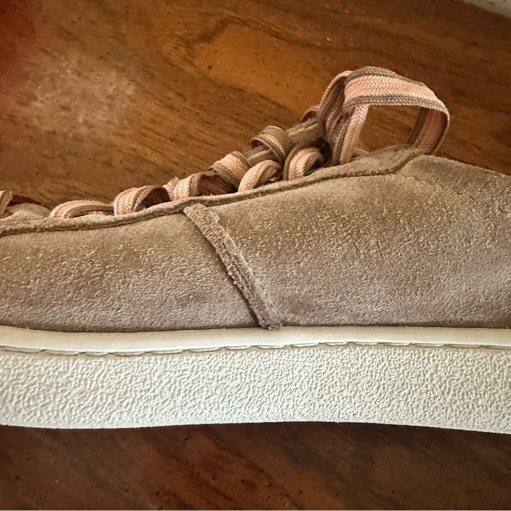 UGG Milo Fawn Suede Tan Taupe Low Top Lace Up Sneaker size 6